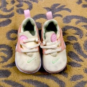 PRE LOVED SMOKE FREE NIKE PRESTO SZ 5.5 KIDS.